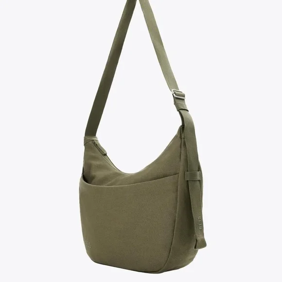 Beis The Carryall Crossbody in Black NWT - Picture 2 of 5